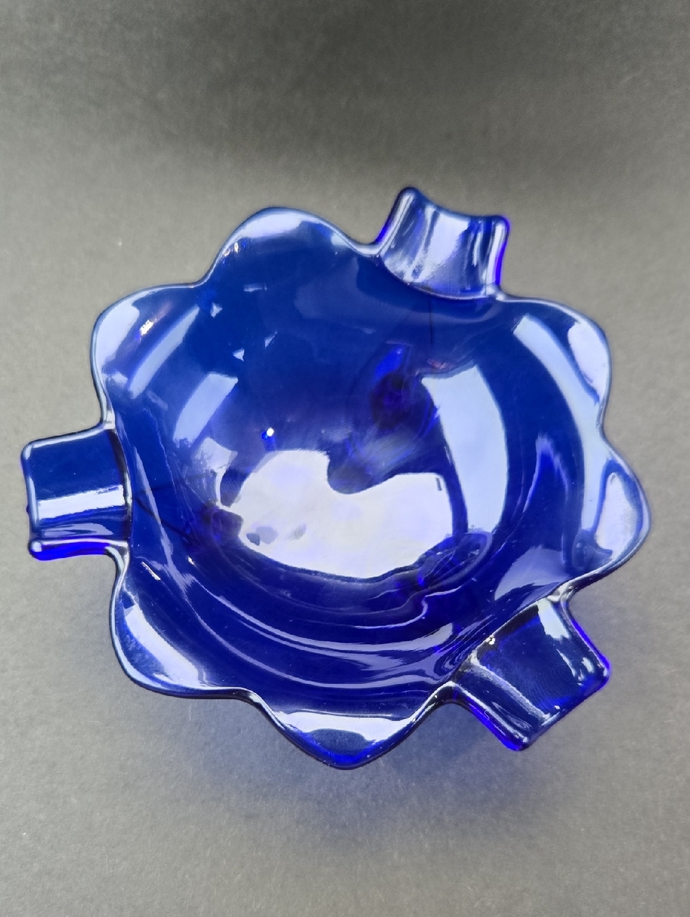 Vintage Cobalt Blue Glass Ashtray With 3 Foot Design And 3 Cigarette Rest